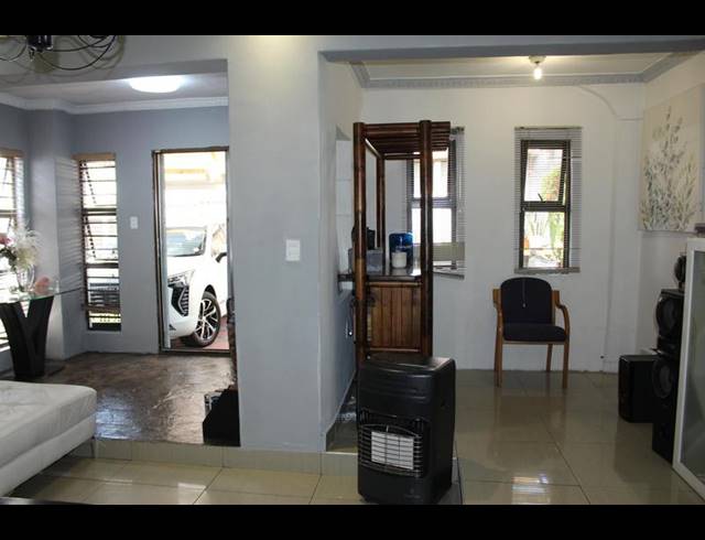 2 BEDROOM HOUSE FOR SALE IN PAROW CENTRAL